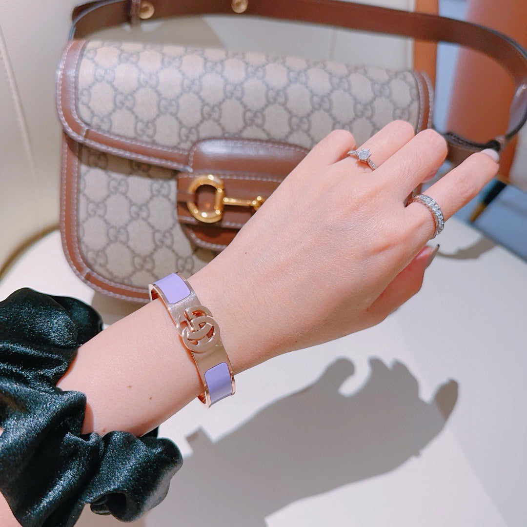 Double-G Emblem Bangle in Gold-Tone – Design 010 detail view