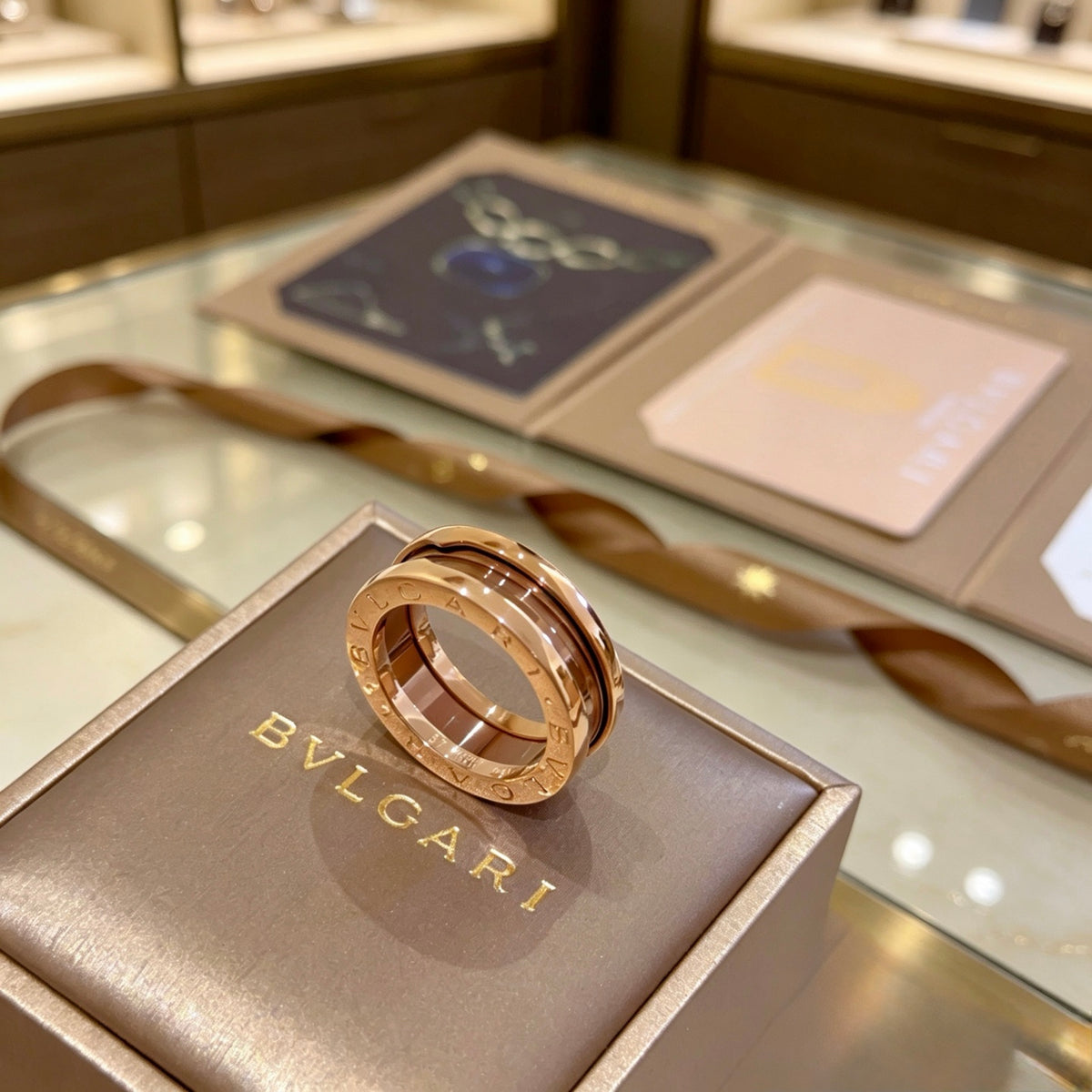 Geometric Emblem Statement Ring in Rose-Gold-Tone – Rose Gold Detail – Design 004 side detail
