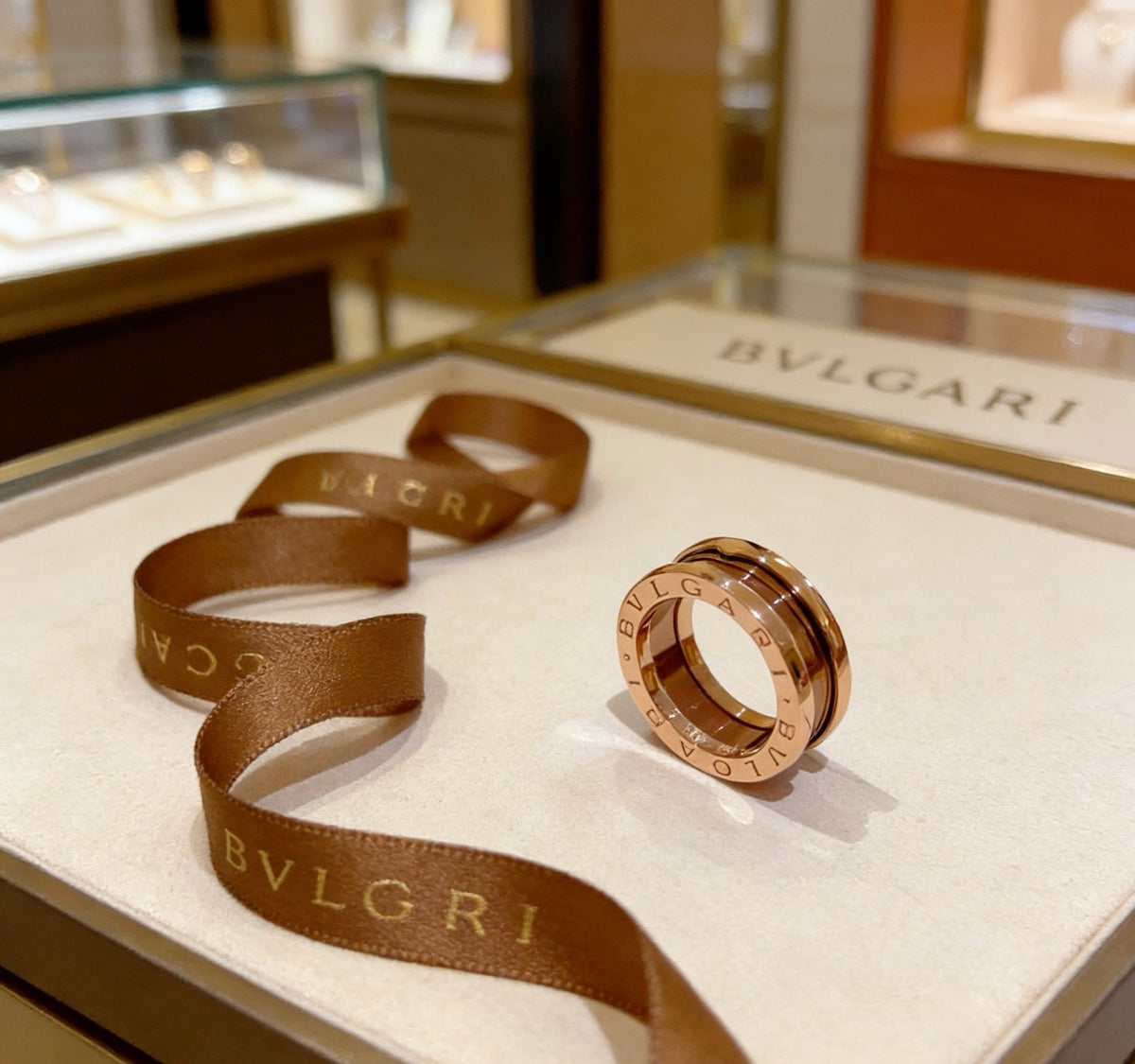 Geometric Emblem Statement Ring in Rose-Gold-Tone – Rose Gold Detail – Design 006 detail view