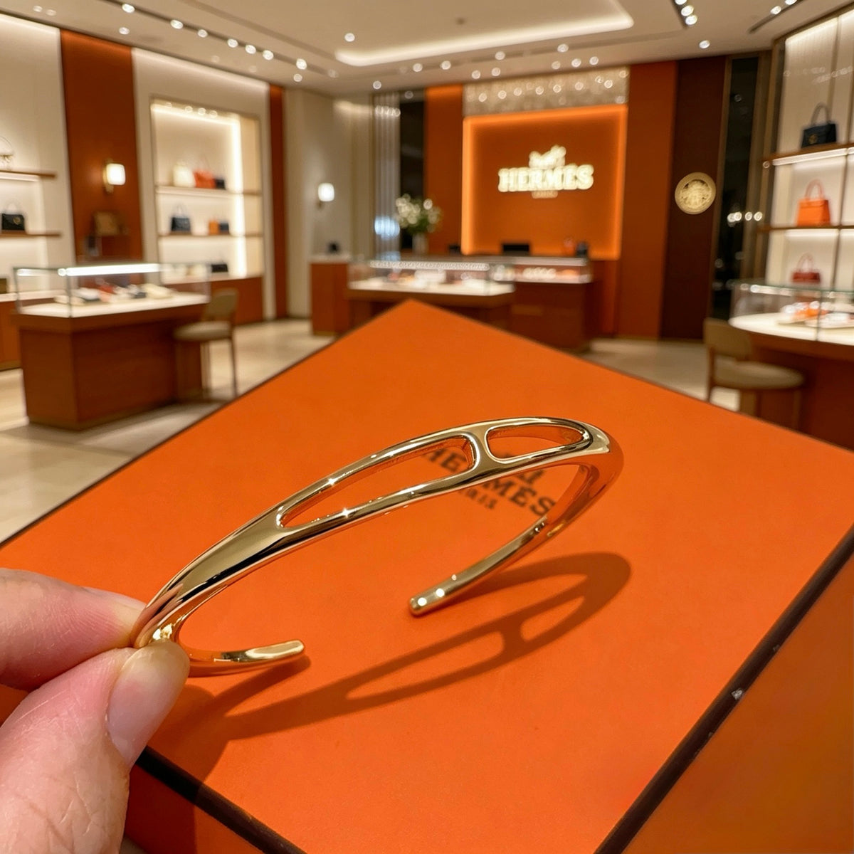 Horse Bangle in Gold-Tone – Design 039 side detail