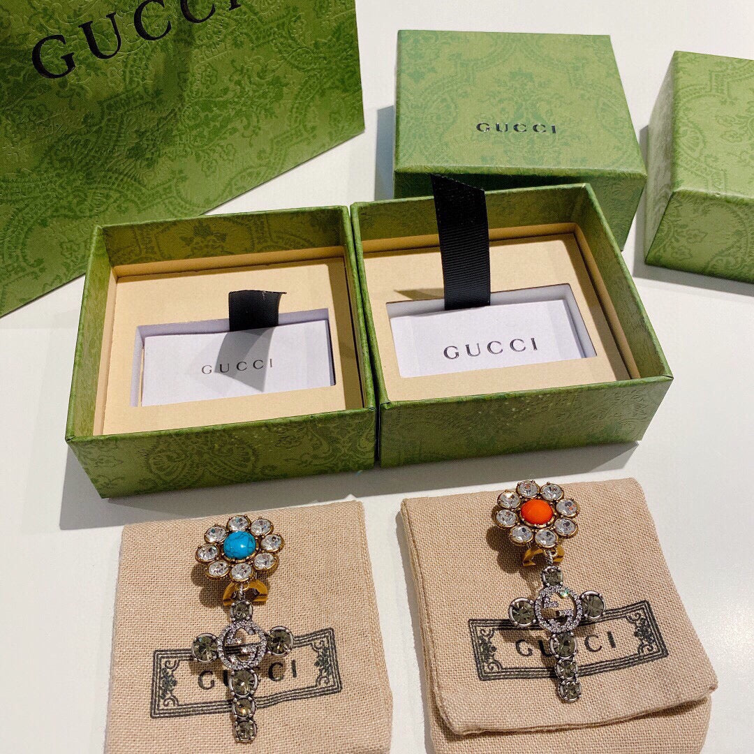 Floral Stud Earrings in Polished Metal-Tone – Turquoise Detail close-up detail
