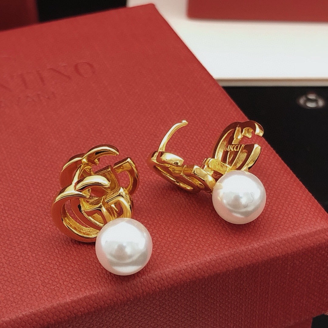 Geometric Emblem Jewelry Accessory in Gold-Tone – Design 005 detail view