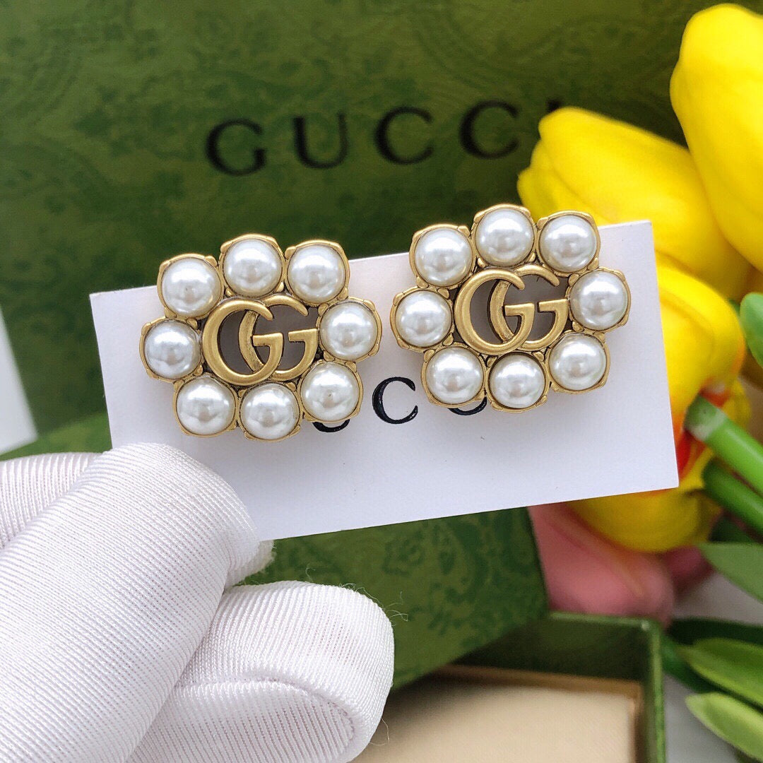Double-G Emblem Stud Earrings in Polished Metal-Tone – Vintage Detail – Design 011 detail view