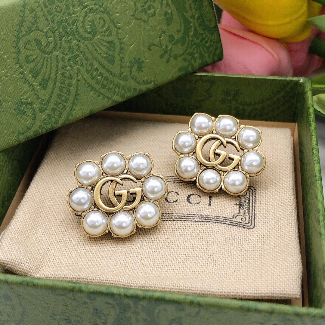 Double-G Emblem Stud Earrings in Polished Metal-Tone – Vintage Detail – Design 011 side detail