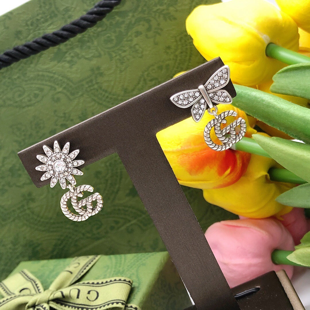Double-G Emblem Stud Earrings in Polished Metal-Tone – Design 028 side detail