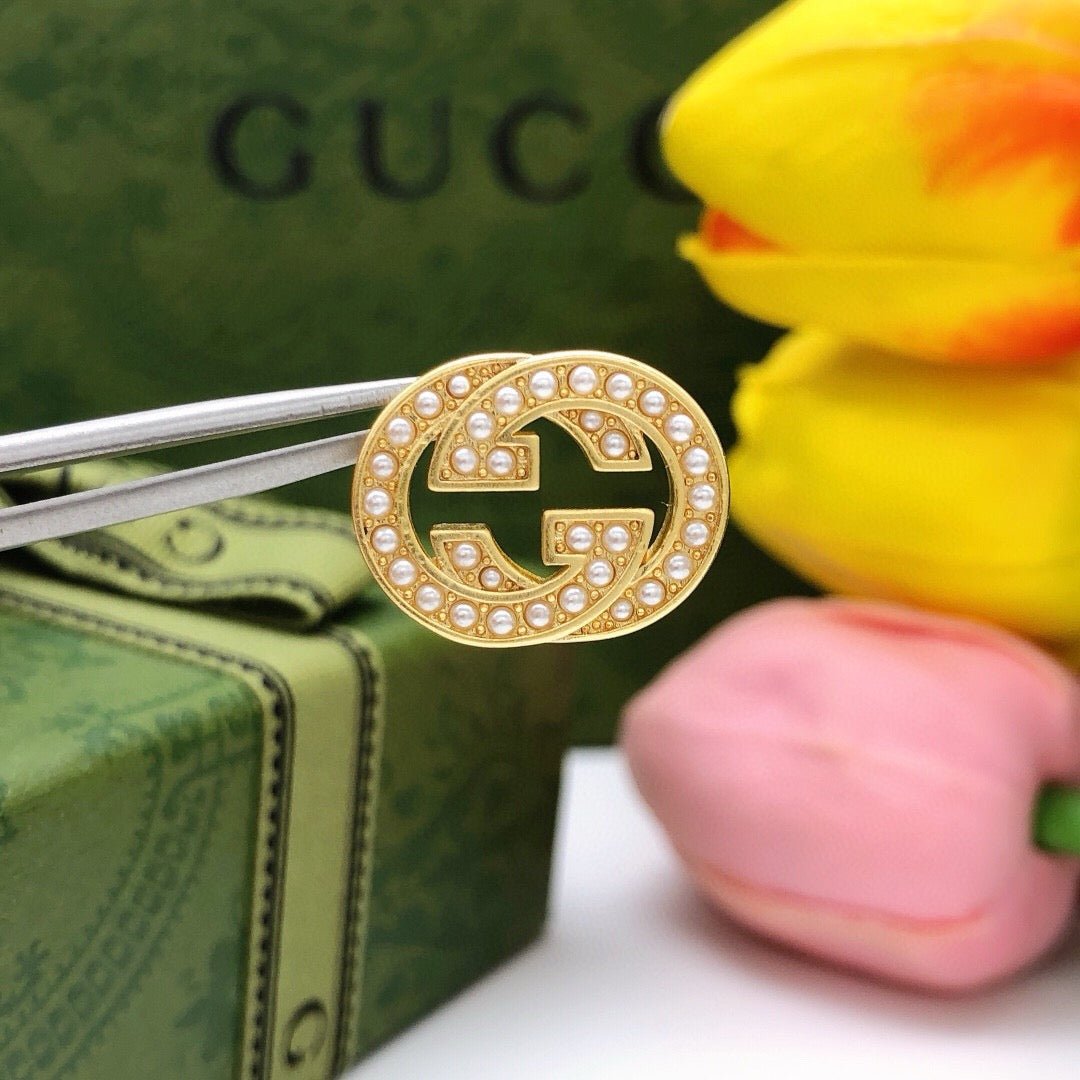 Double-G Emblem Stud Earrings in Polished Metal-Tone – Design 027 side detail