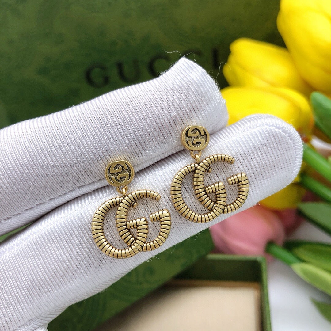 Double-G Emblem Stud Earrings in Polished Metal-Tone – Design 026 close-up detail
