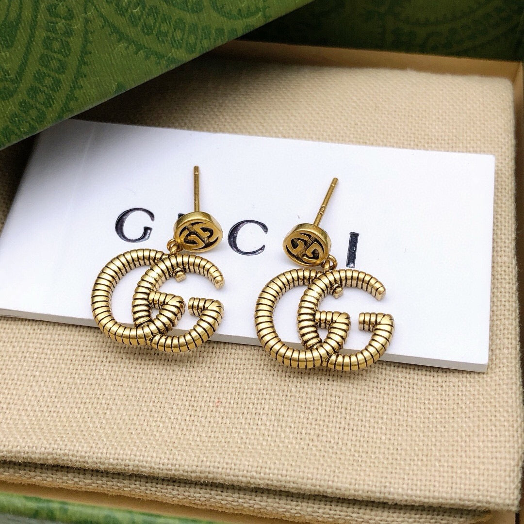 Double-G Emblem Stud Earrings in Polished Metal-Tone – Design 026 detail view