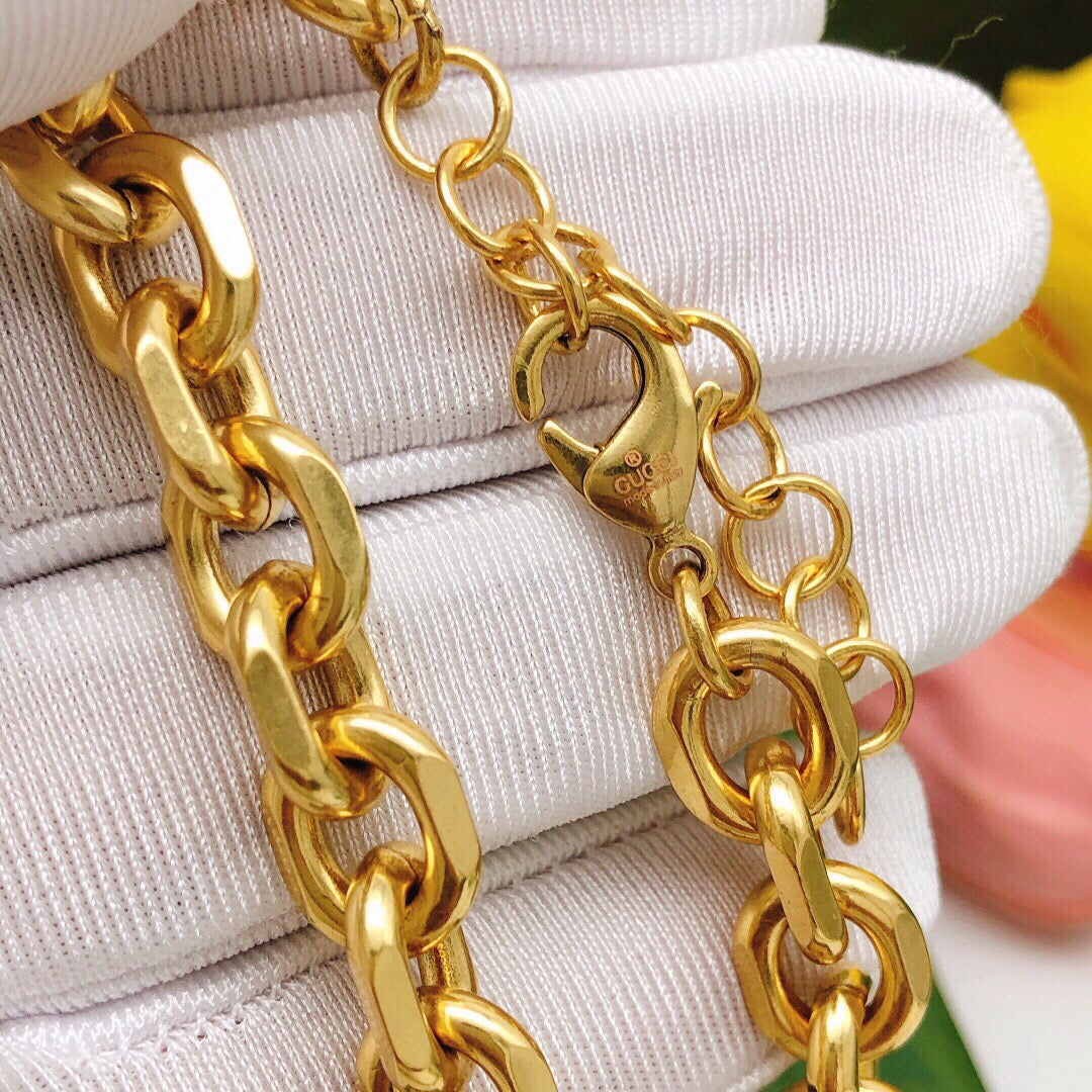 Double-G Emblem Bracelet in Polished Metal-Tone – Design 028 close-up detail