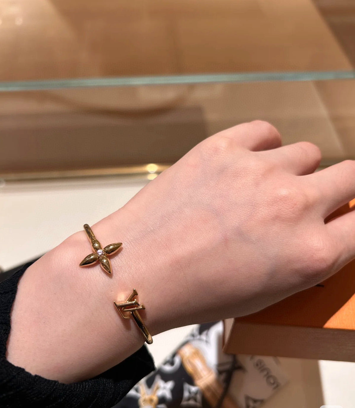 Clover Bangle in Polished Metal-Tone – Clover Detail – Design 020 detail view