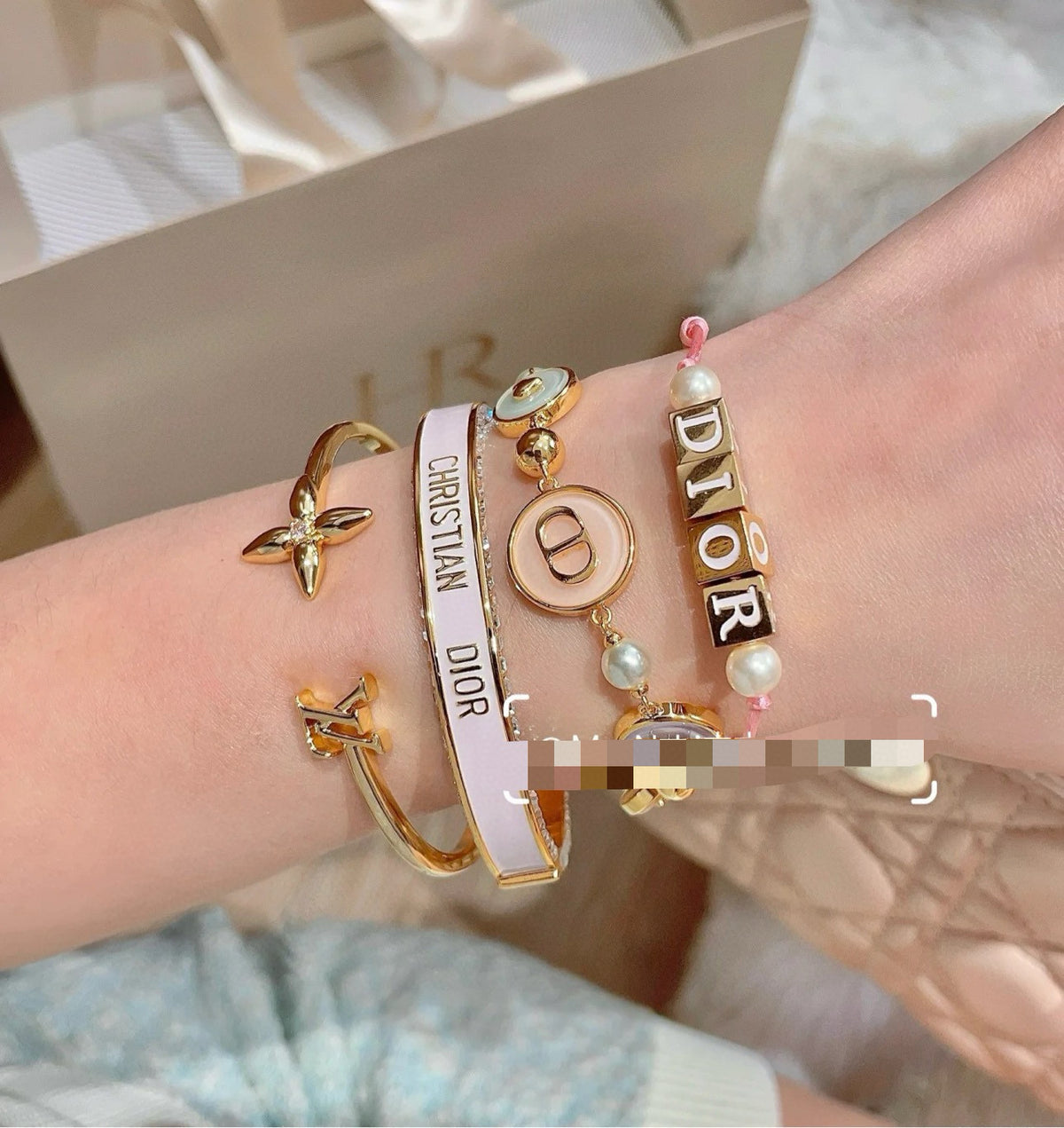 Clover Bangle in Polished Metal-Tone – Clover Detail – Design 020 side detail