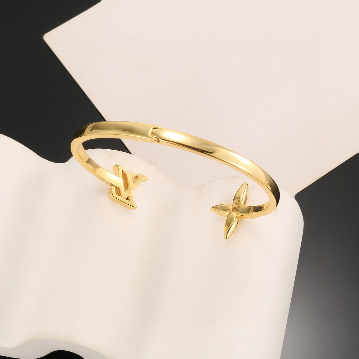 Clover Bangle in Polished Metal-Tone – Clover Detail – Design 017 detail view