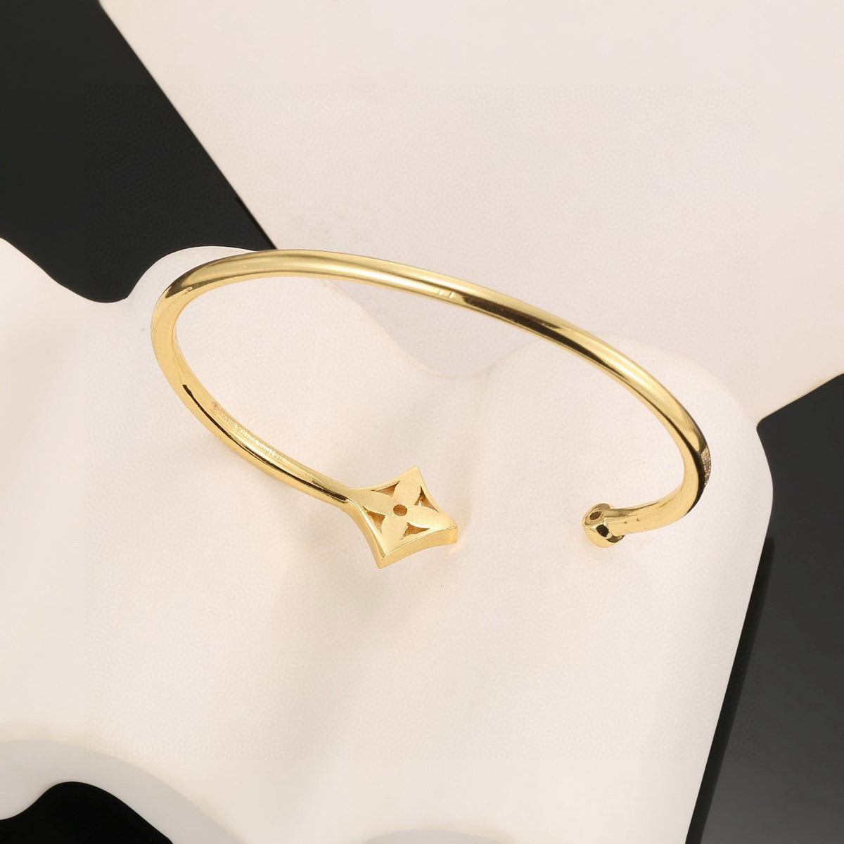 Clover Bangle in Polished Metal-Tone – Clover Detail – Design 019 close-up detail