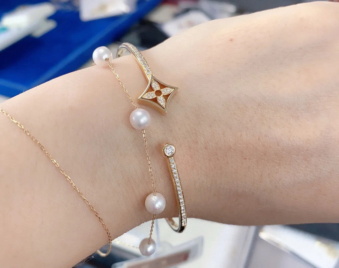 Clover Bangle in Polished Metal-Tone – Clover Detail – Design 019 front product view