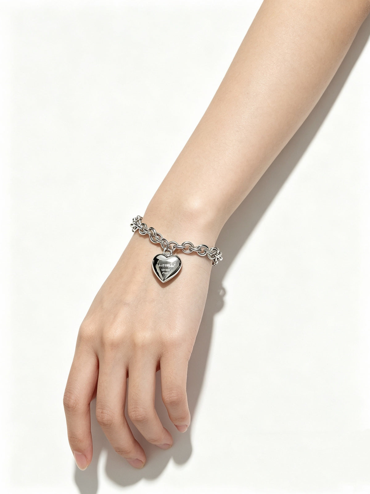 Signature Motif Bracelet in Silver-Tone – Vintage Detail – Design 82 close-up detail