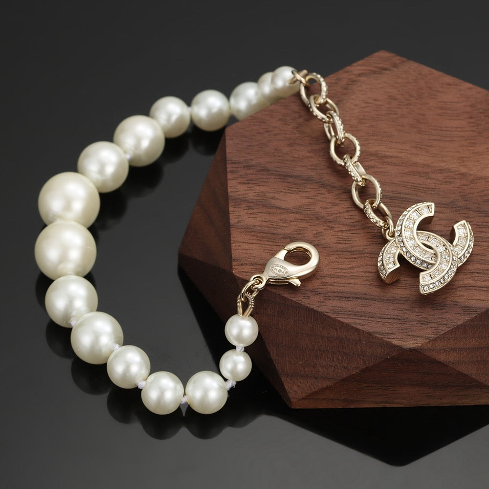 Pearl Bracelet in Polished Metal-Tone – Pearl Detail – Design 007 close-up detail