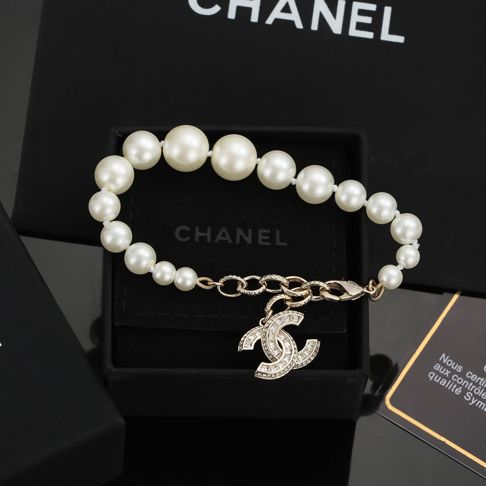 Pearl Bracelet in Polished Metal-Tone – Pearl Detail – Design 007 main product view