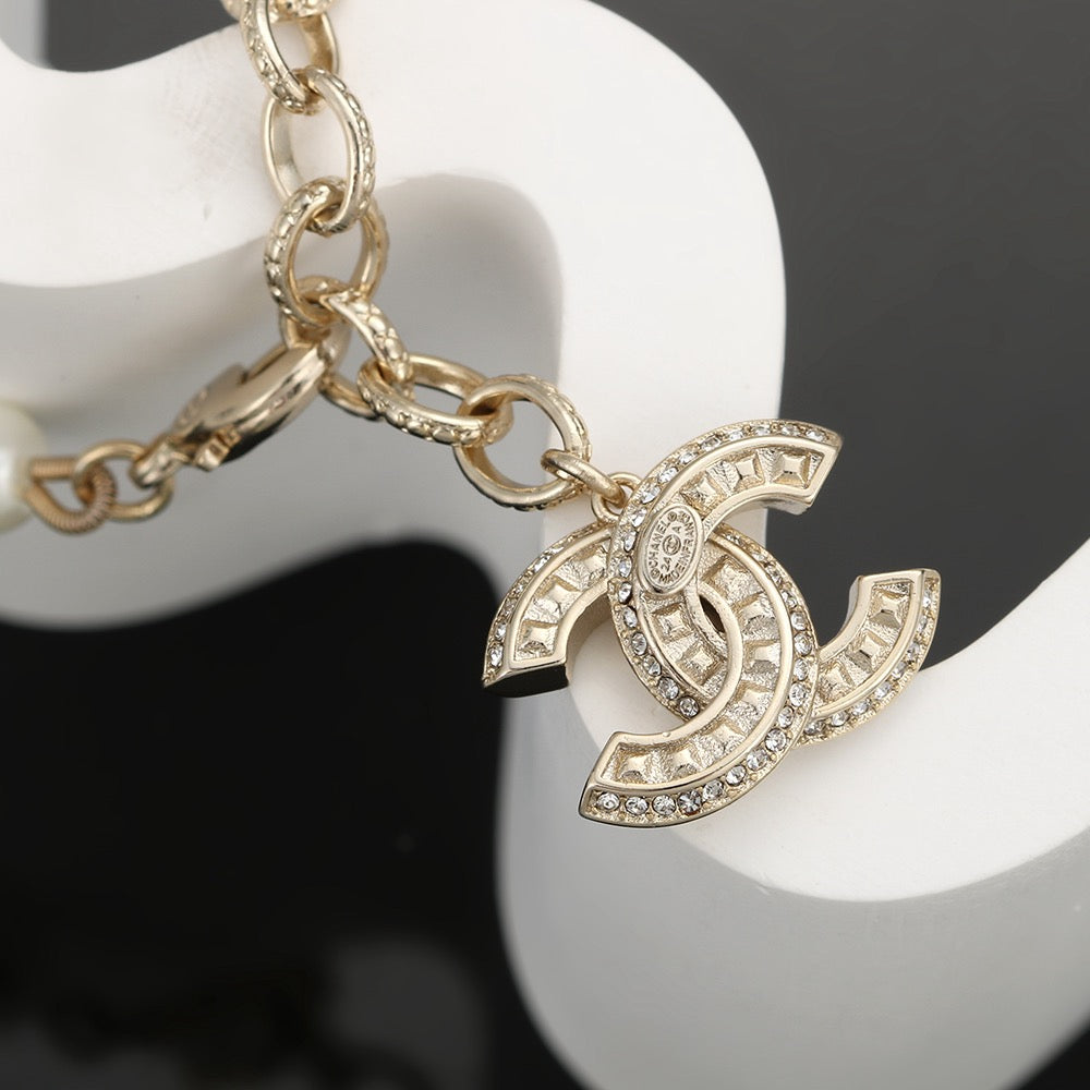 Pearl Bracelet in Polished Metal-Tone – Pearl Detail – Design 007 side detail