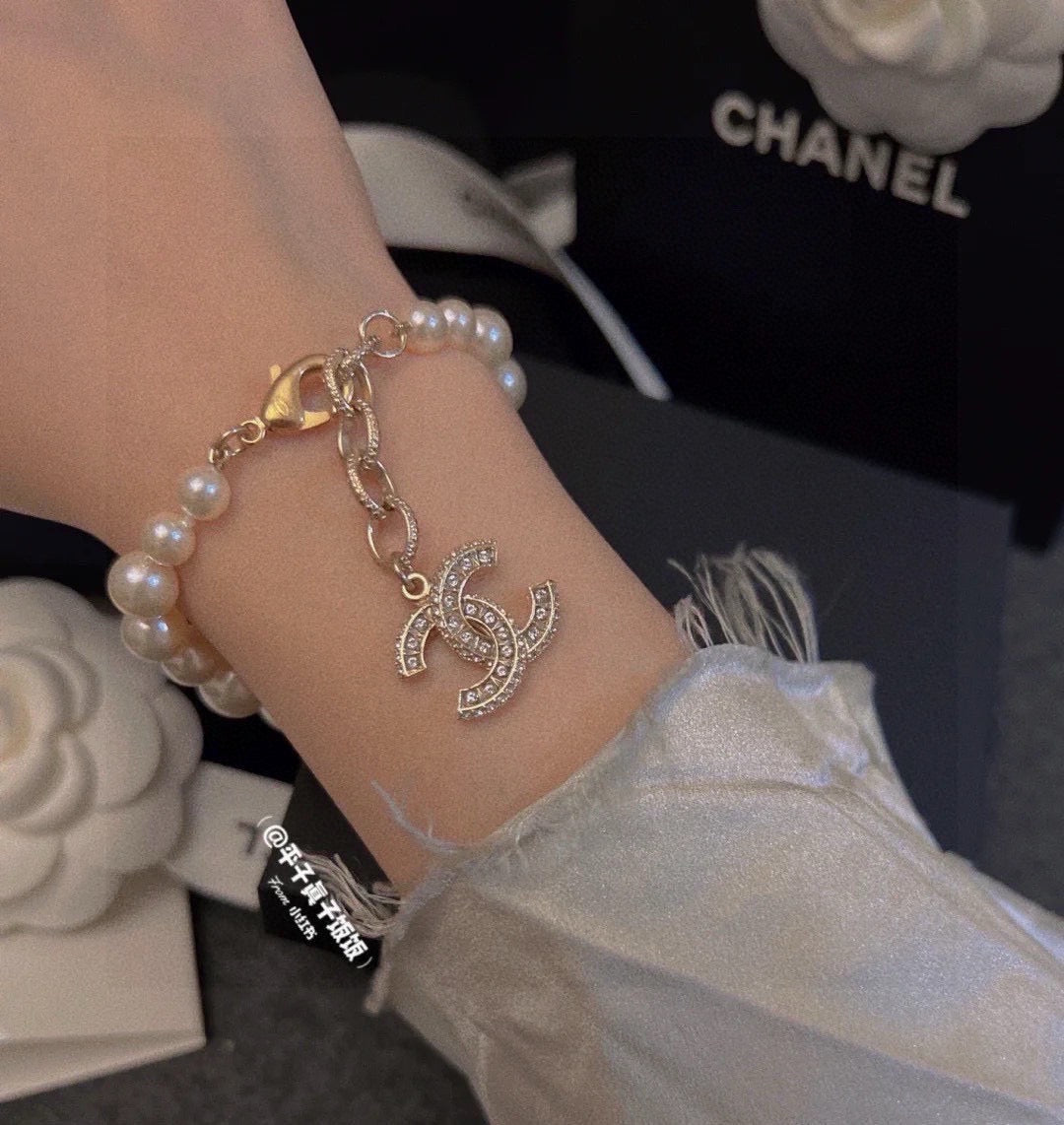 Pearl Bracelet in Polished Metal-Tone – Pearl Detail – Design 007 detail view