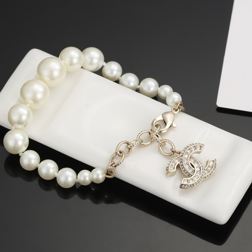 Pearl Bracelet in Polished Metal-Tone – Pearl Detail – Design 007 main product view