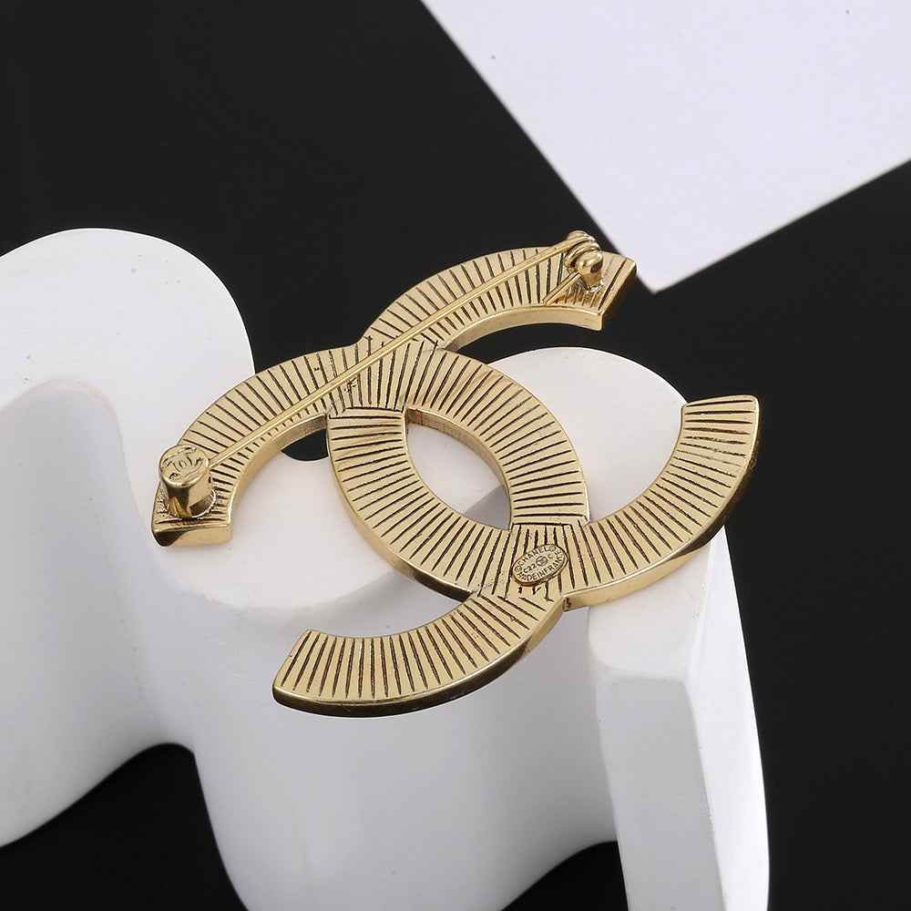 Double-C Emblem Brooch in Gold-Tone – Design 015 close-up detail