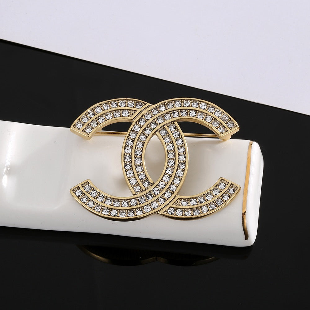 Double-C Emblem Brooch in Gold-Tone – Design 024 detail view