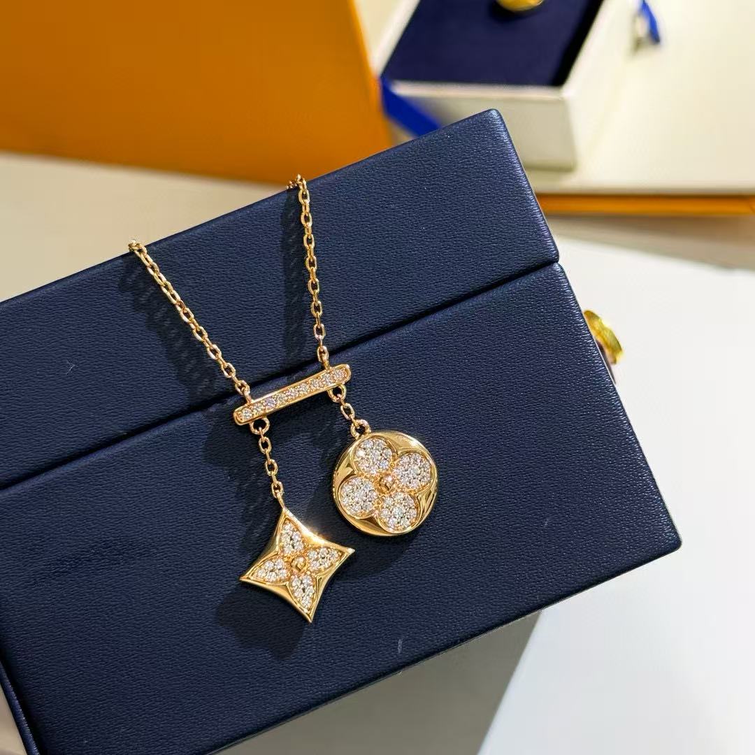 Clover Pendant Necklace in Polished Metal-Tone – Clover Detail – Design 009 detail view