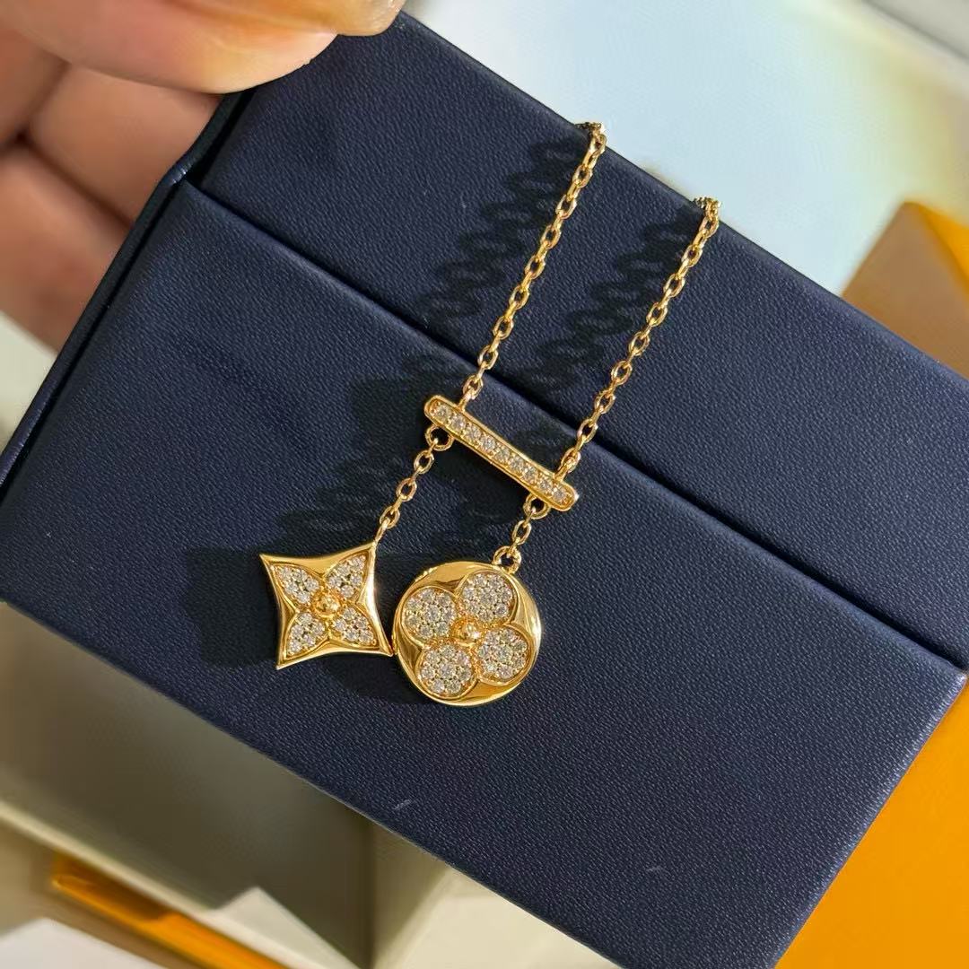 Clover Pendant Necklace in Polished Metal-Tone – Clover Detail – Design 008 close-up detail