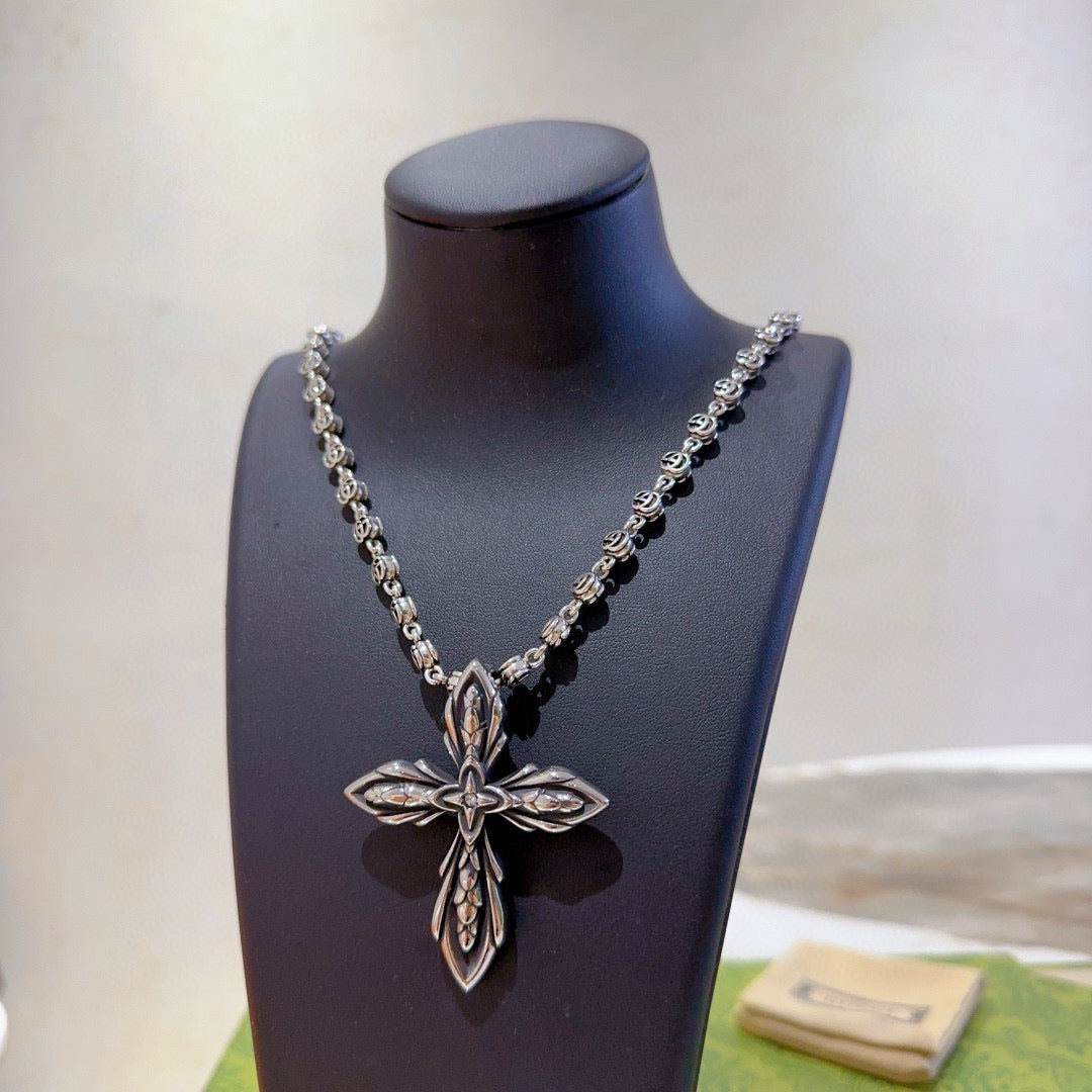 Double-G Emblem Pendant Necklace in Silver-Tone – Vintage Detail – Design 041 detail view