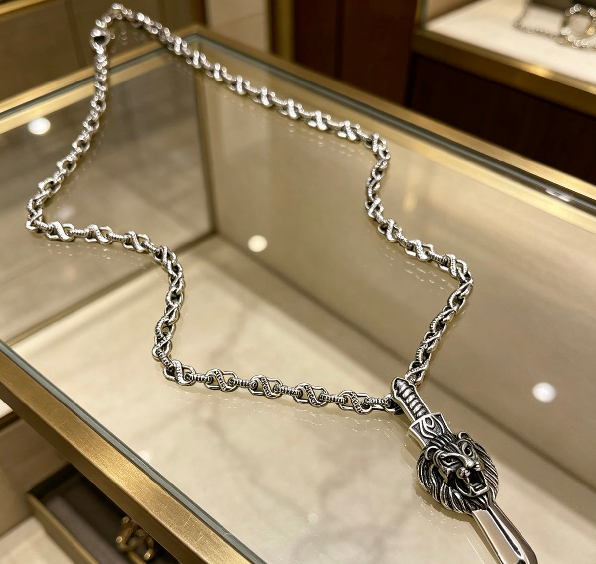 Double-G Emblem Pendant Necklace in Silver-Tone – Vintage Detail – Design 038 side detail