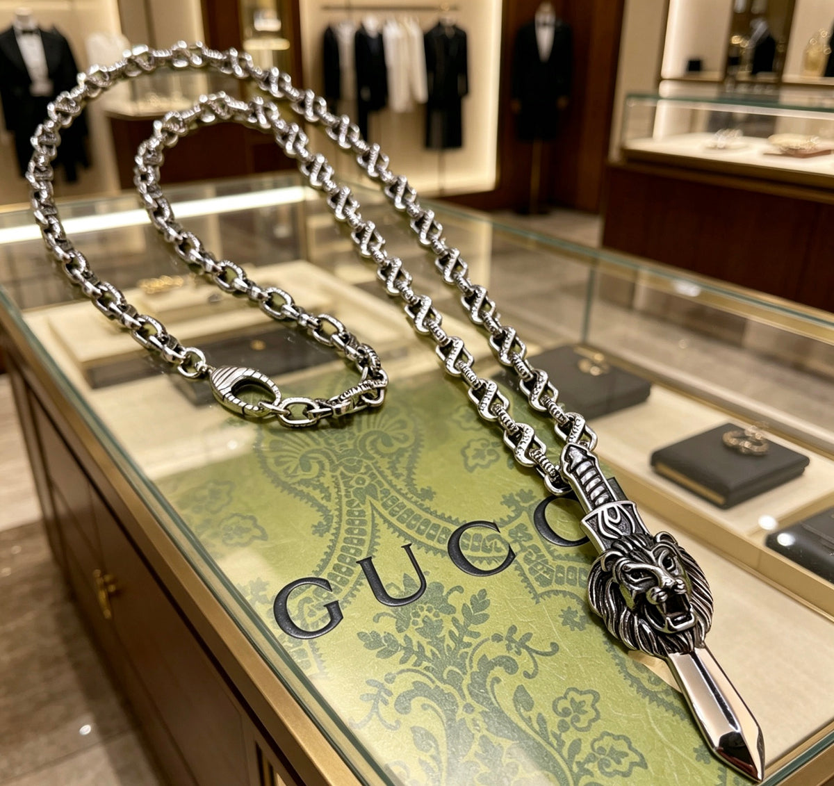 Double-G Emblem Pendant Necklace in Silver-Tone – Vintage Detail – Design 038 close-up detail