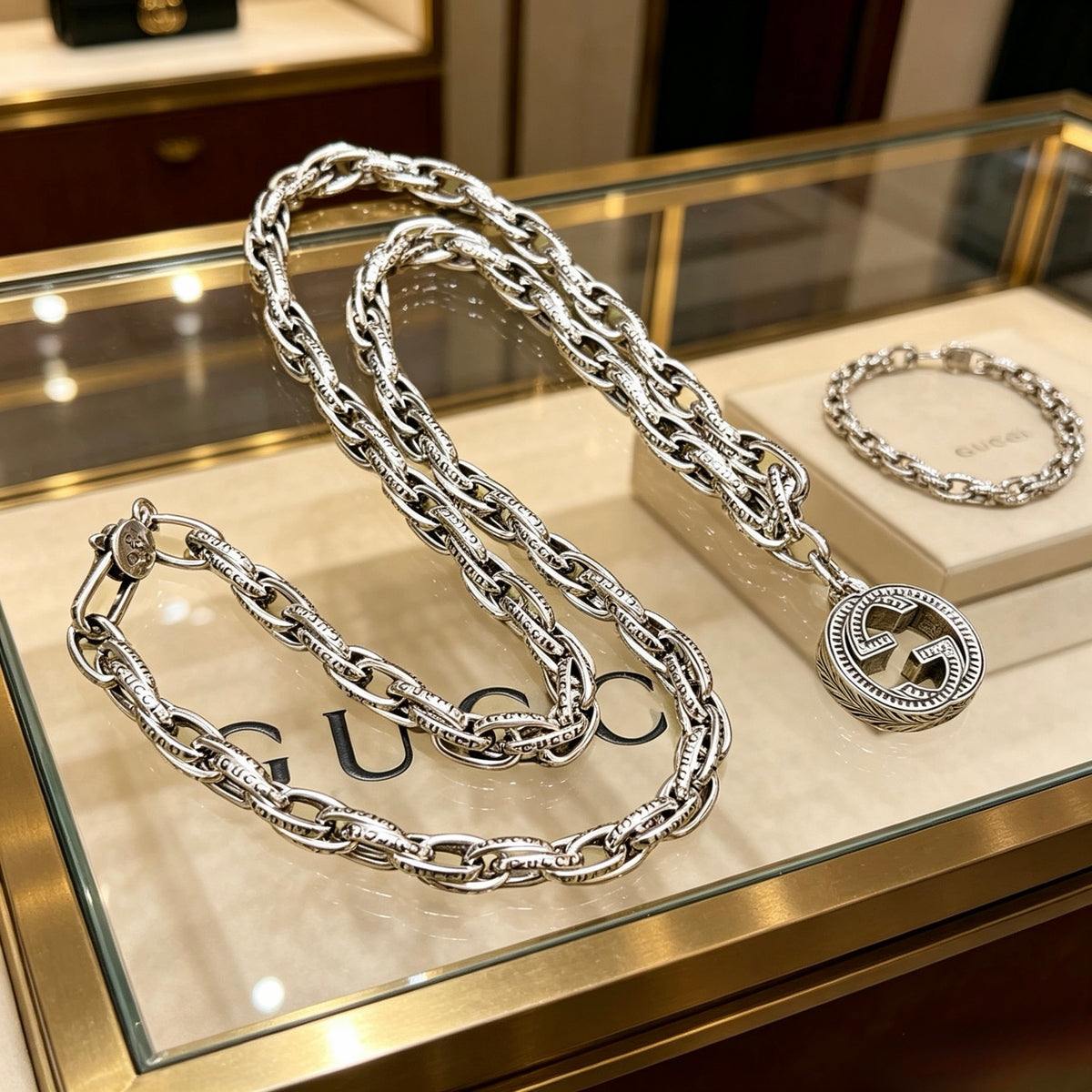 Double-G Emblem Pendant Necklace in Silver-Tone – Vintage Detail – Design 037 close-up detail