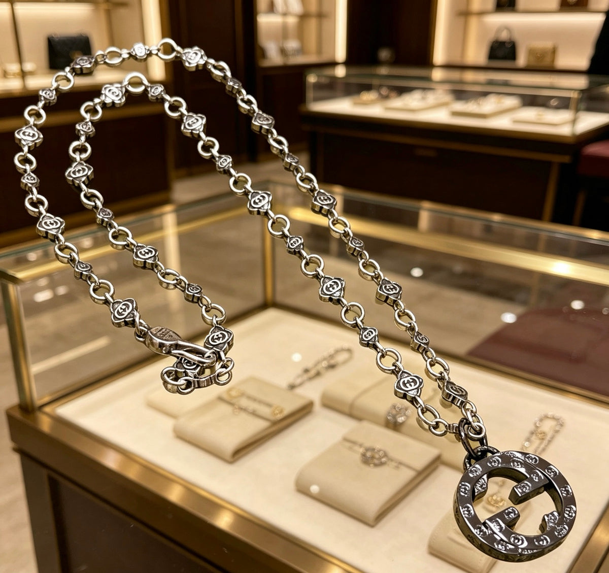 Double-G Emblem Pendant Necklace in Silver-Tone – Vintage Detail – Design 036 close-up detail