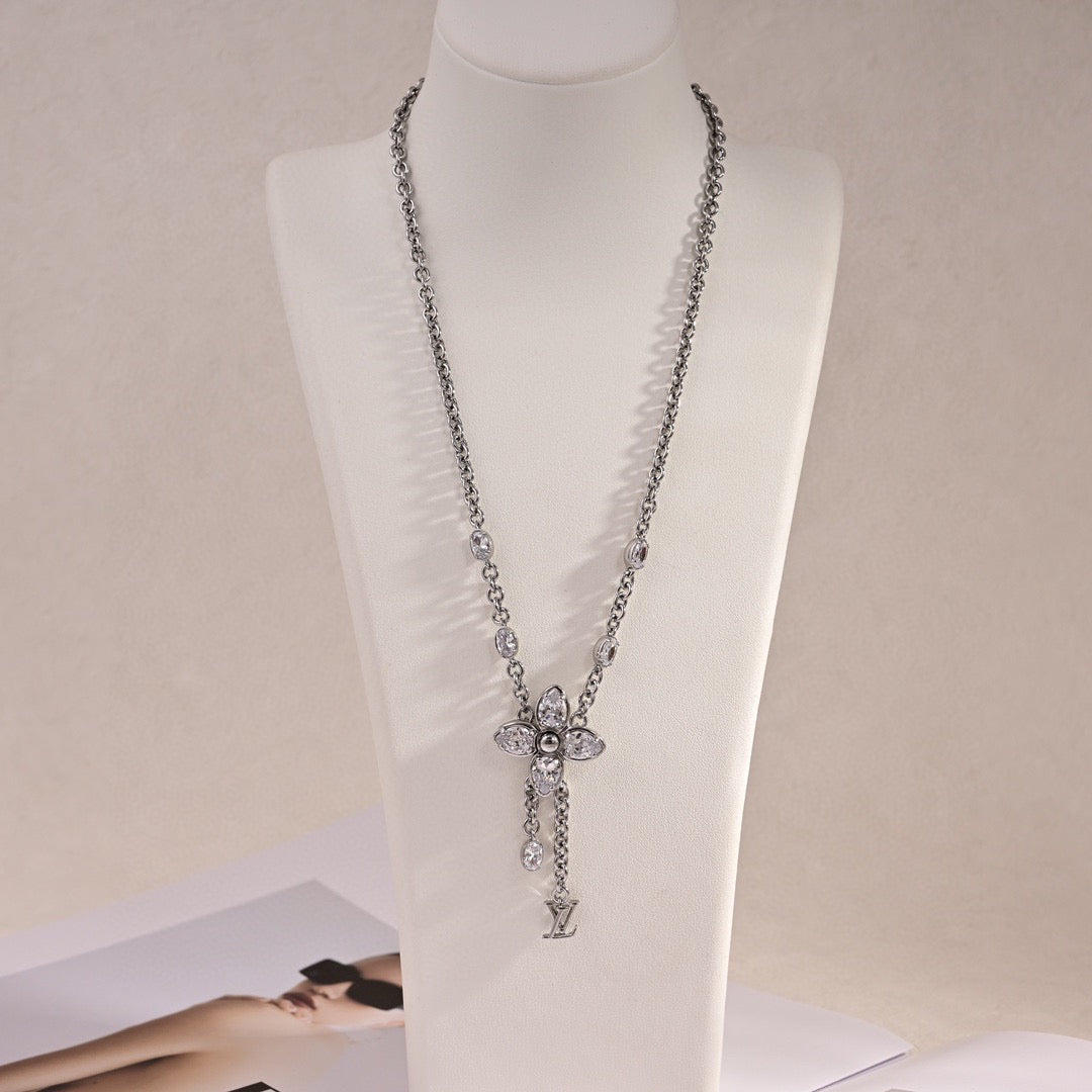 Clover Pendant Necklace in Polished Metal-Tone – Clover Detail – Design 010 close-up detail