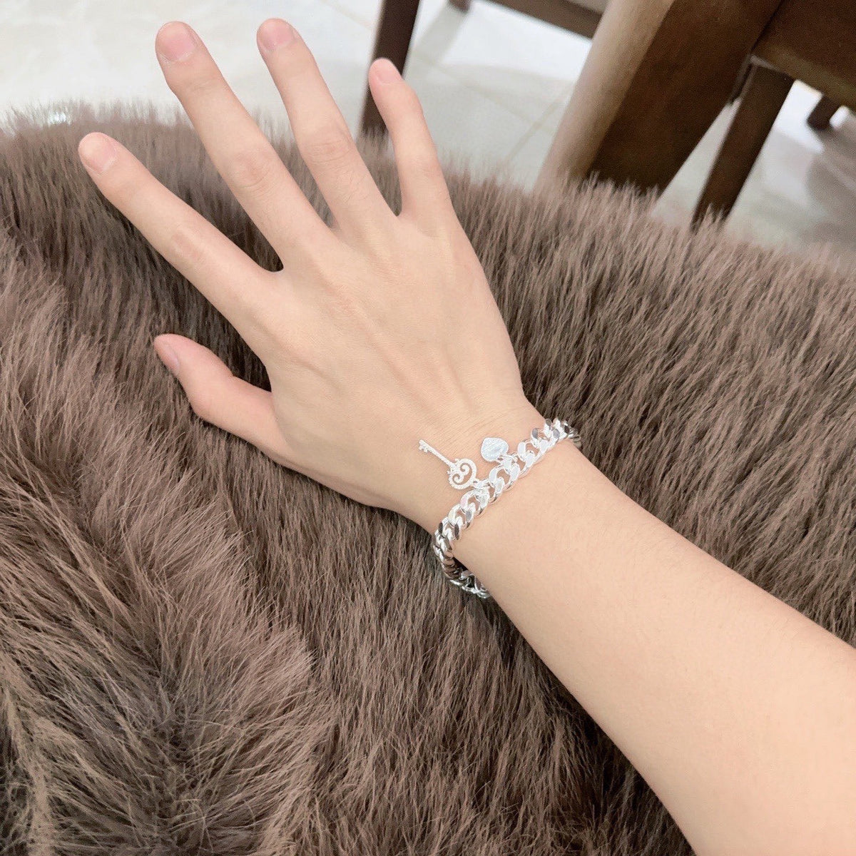 Signature Motif Bracelet in Silver-Tone – Vintage Detail – Design 91 close-up detail