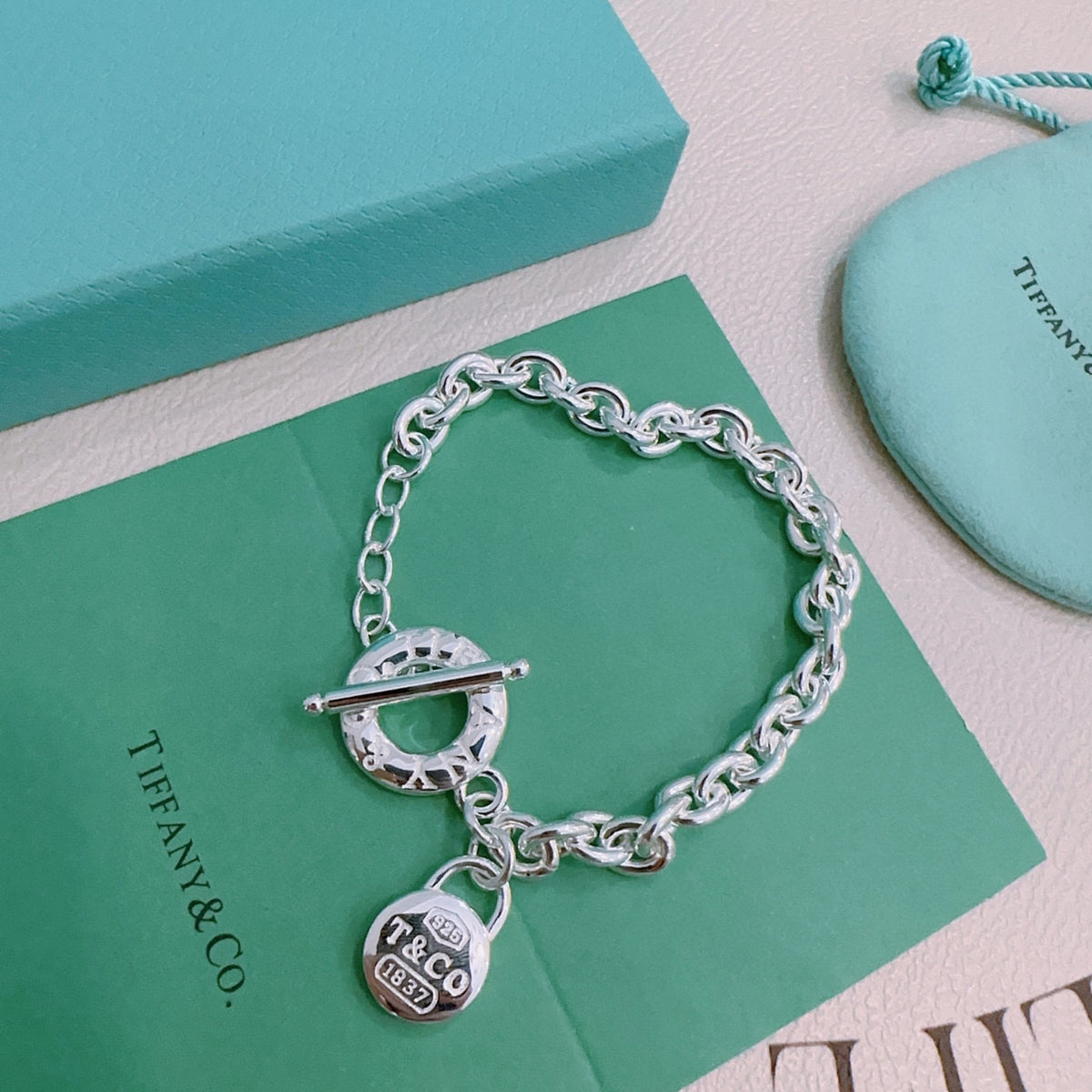 Signature Motif Bracelet in Silver-Tone – Vintage Detail – Design 90 close-up detail
