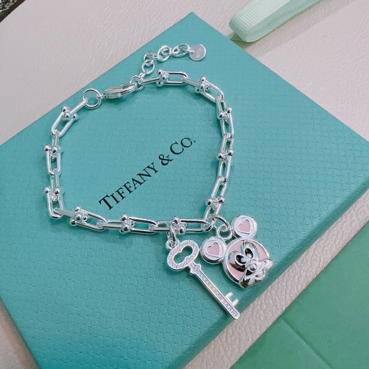 Signature Motif Bracelet in Silver-Tone – Vintage Detail – Design 88 close-up detail