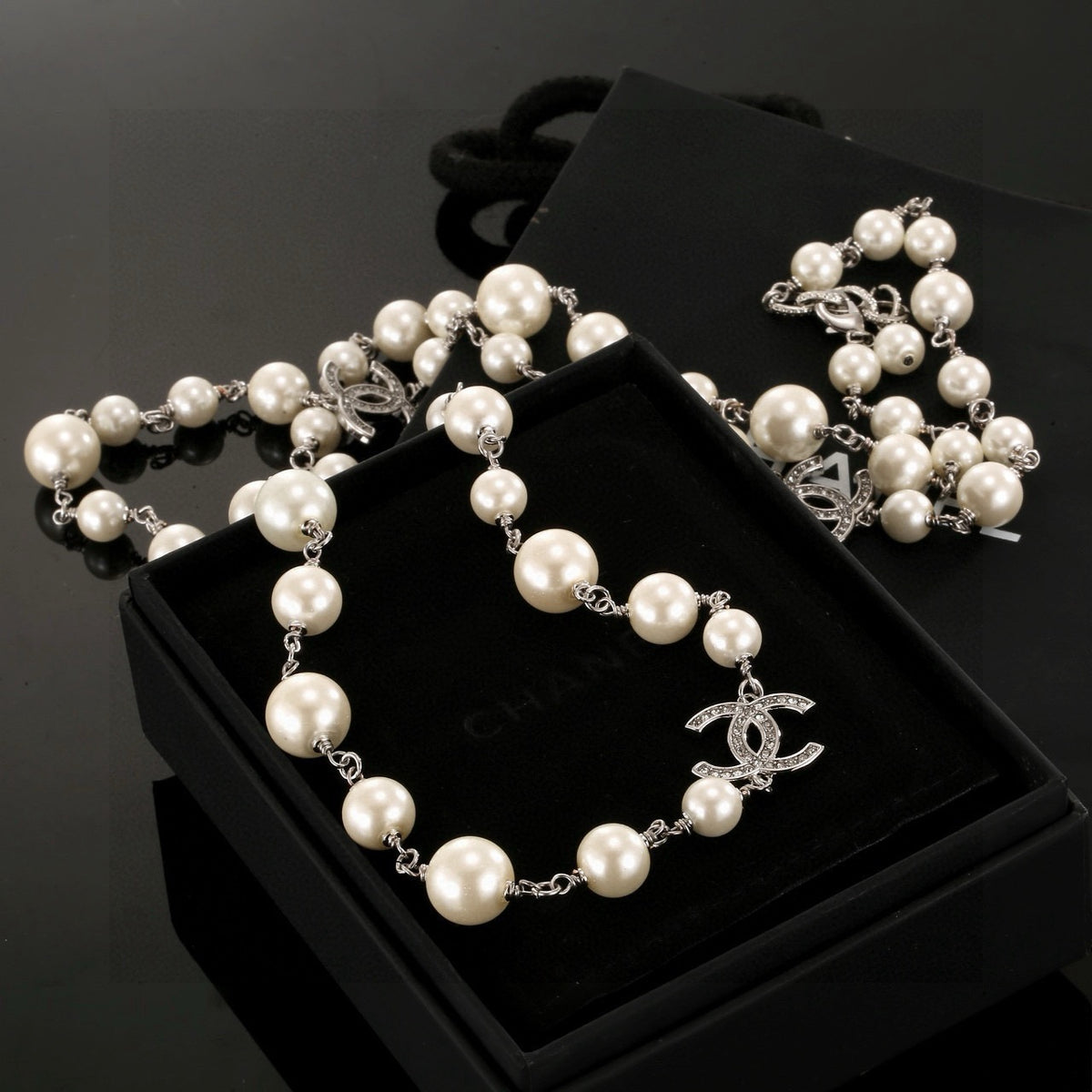 Pearl Pearl-Detail Pendant Necklace – Pearl Detail – Design 040 side detail