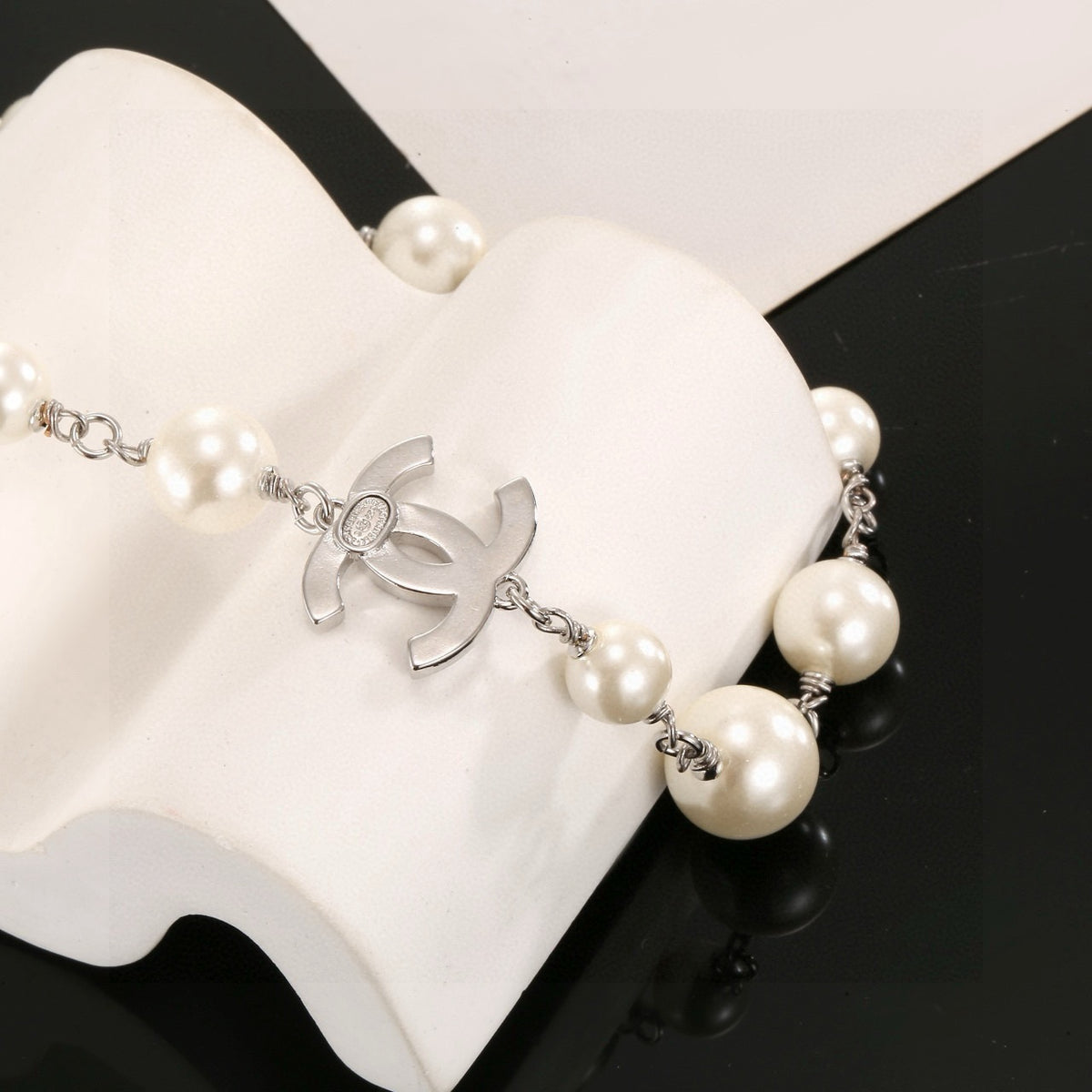 Pearl Pearl-Detail Pendant Necklace – Pearl Detail – Design 040 close-up detail
