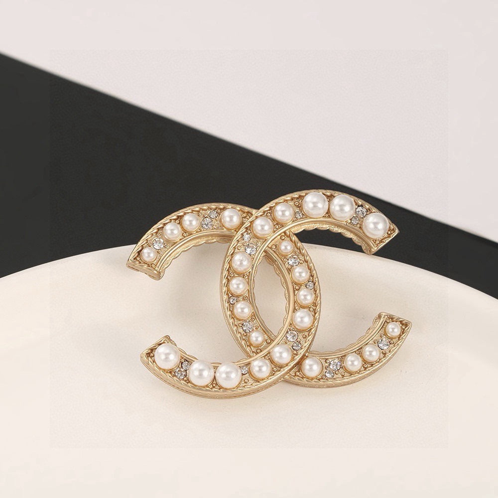 Double-C Emblem Brooch in Gold-Tone – Pearl Detail – Design 007 main product view