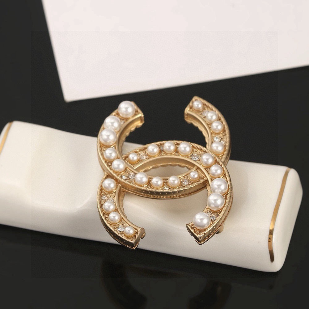 Double-C Emblem Brooch in Gold-Tone – Pearl Detail – Design 007 detail view