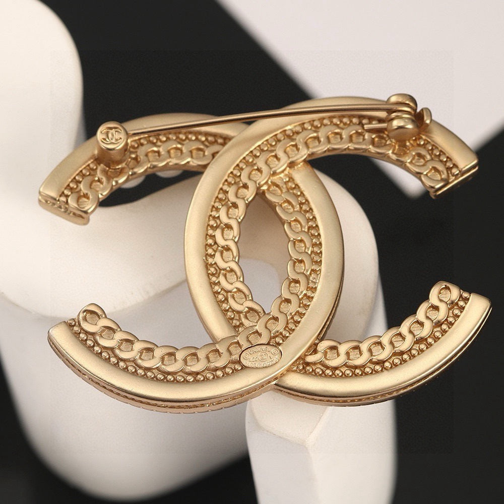 Double-C Emblem Brooch in Gold-Tone – Pearl Detail – Design 004 side detail