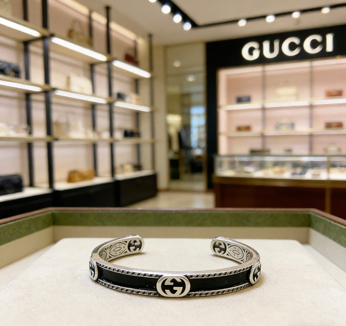 Double-G Emblem Bangle in Polished Metal-Tone – Design 028 side detail