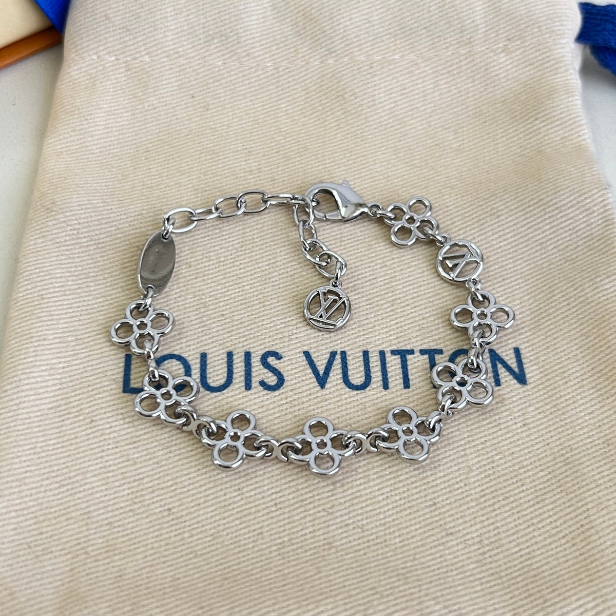 Geometric Emblem Bracelet in Polished Metal-Tone – Design 028 close-up detail