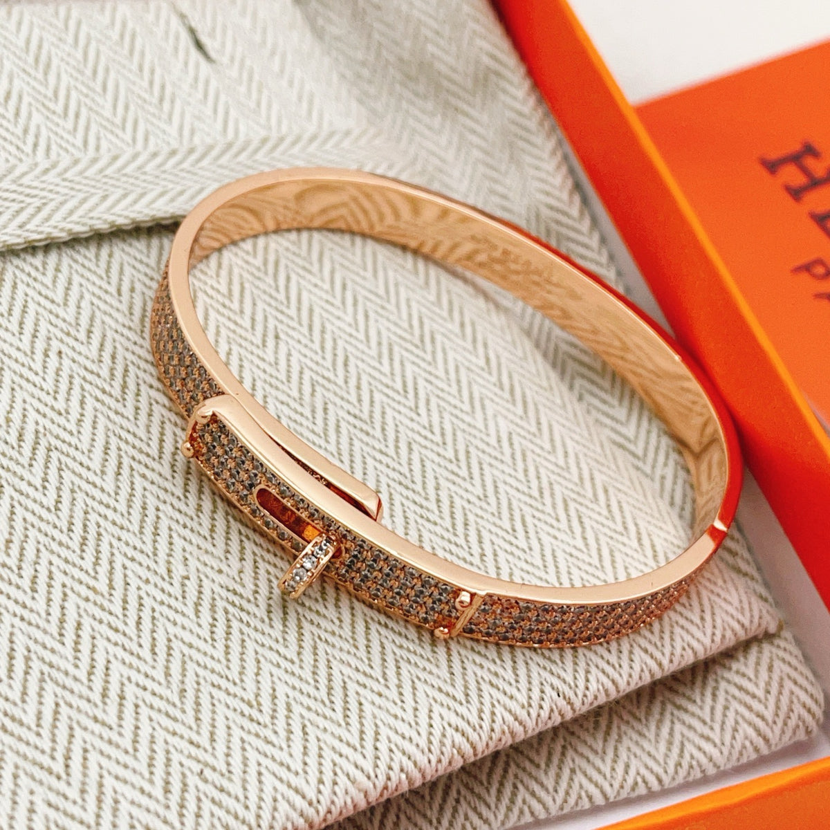 Geometric Emblem Bangle in Rose-Gold-Tone – Rose Gold Detail – Design 004 side detail