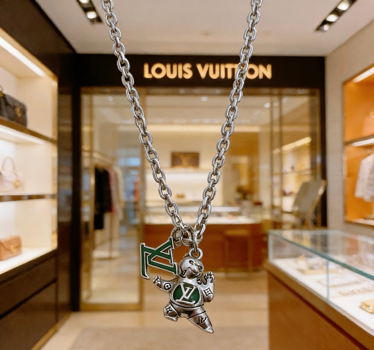 Chain Pendant Necklace in Silver-Tone – Design 039 side detail