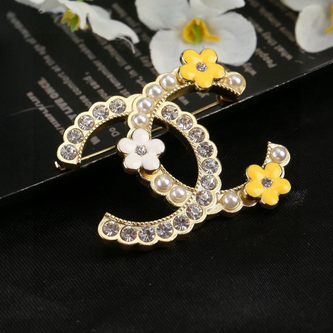 Floral Brooch in Polished Metal-Tone – Design 002 close-up detail