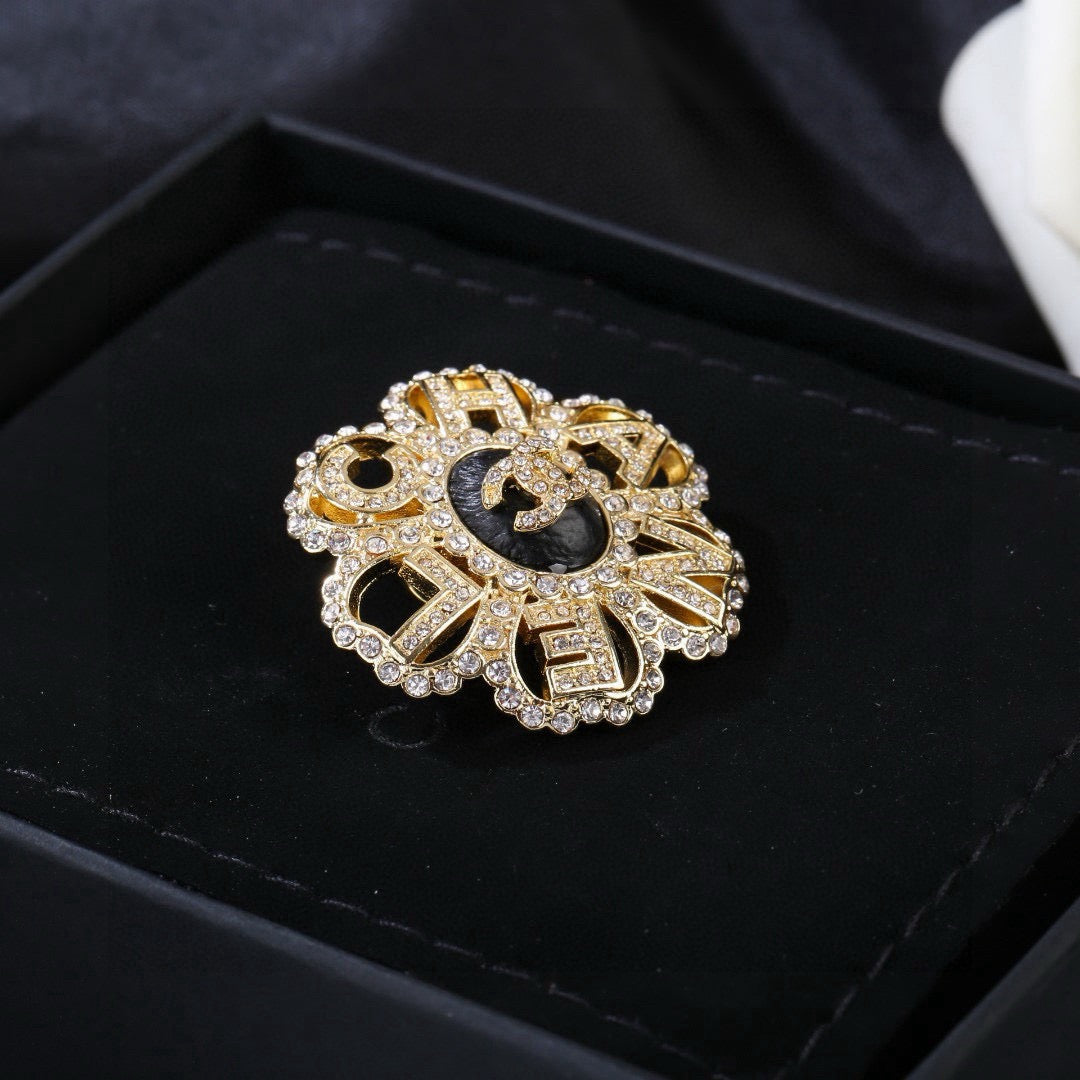 Floral Brooch in Polished Metal-Tone – Design 001 close-up detail