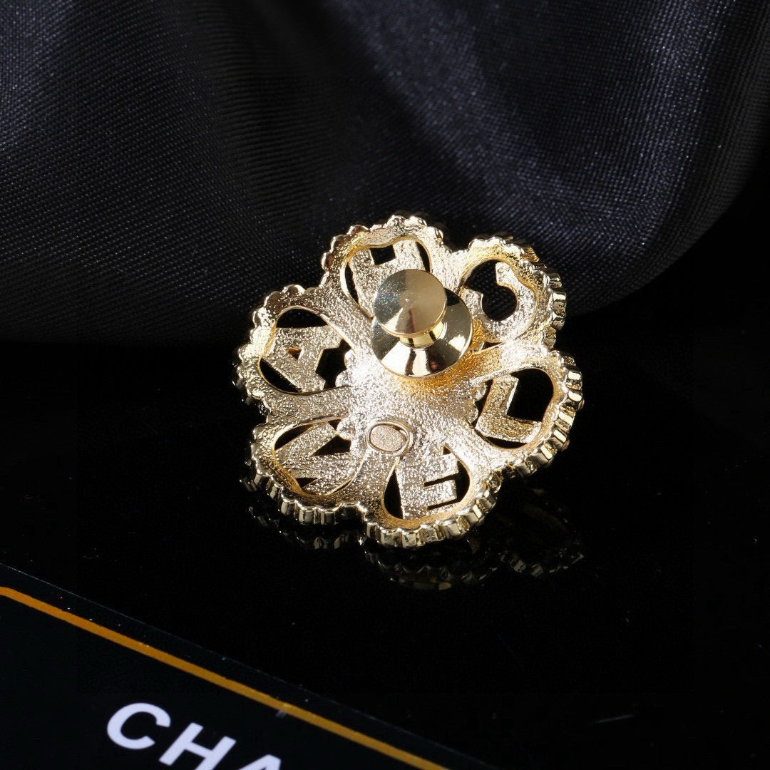 Floral Brooch in Polished Metal-Tone – Design 001 side detail
