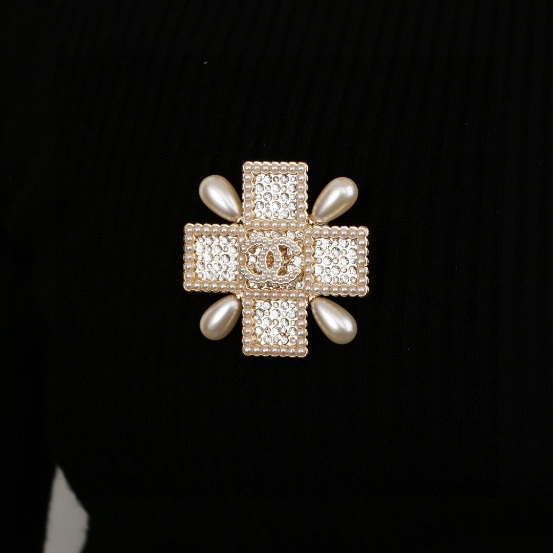 Pearl Brooch in Polished Metal-Tone – Pearl Detail – Design 008 main product view